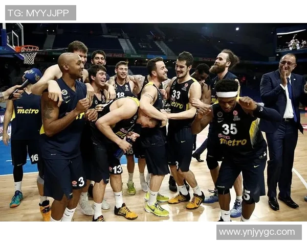 灰熊与爵士激战正酣NBA赛场精彩对决引发球迷热议